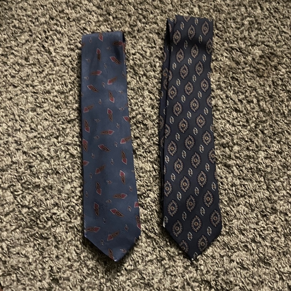 Chanel Silk Elegant Blue and Navy Patterned Ties